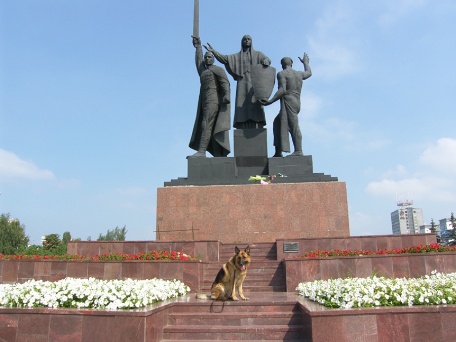 Герои перми. Пермь памятник героям фронта. Памятник труженикам тыла Пермь. Памятник фронту и тылу в Перми. Монумент героям фронта и тыла Пермь.